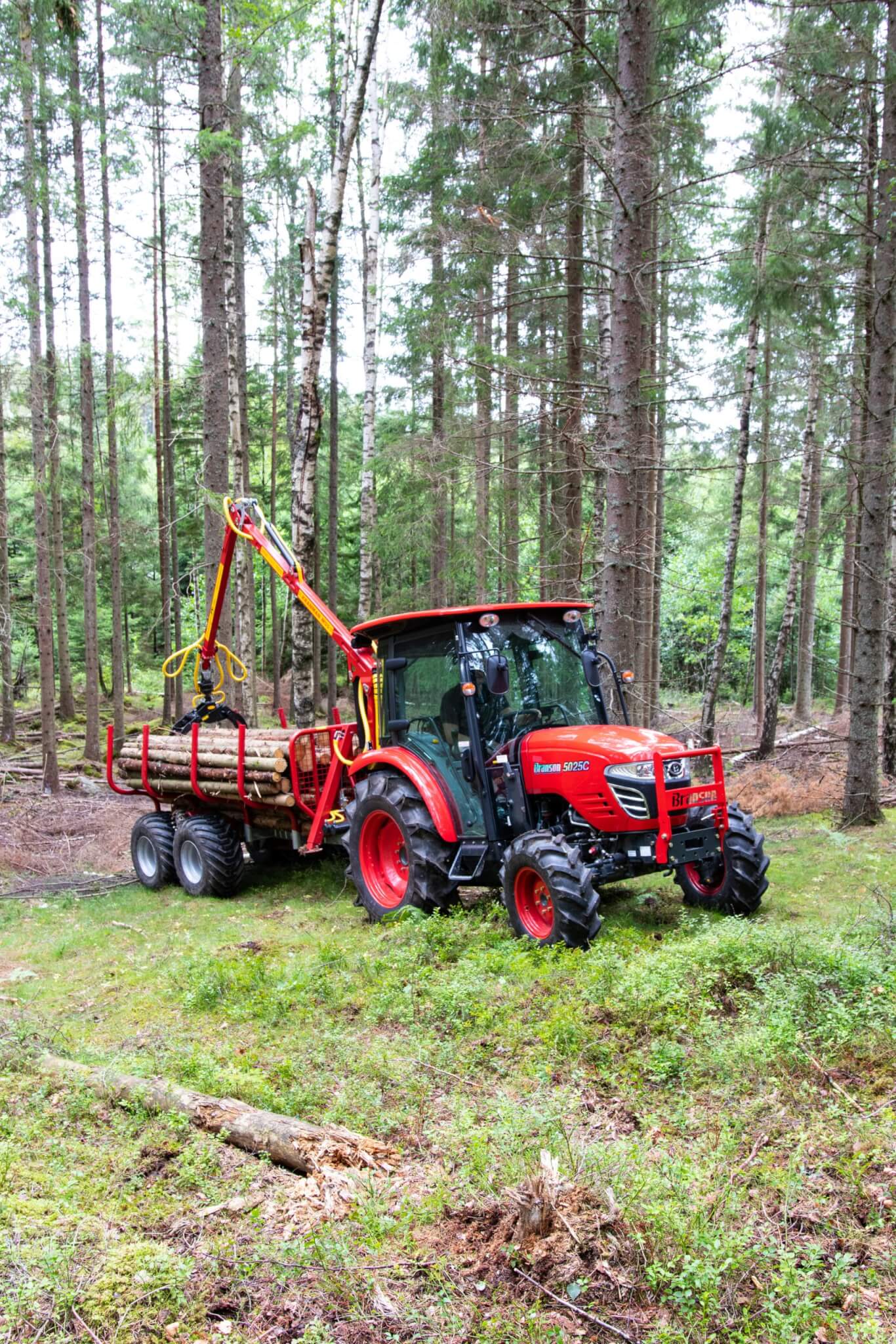 Griplastarvagn med drivning till traktor i skogen T5000ex kranman